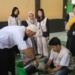 Pelatihan budidaya sayuran menggunakan media hidroponik di Desa Pageraji Kecamatan Cilongok oleh mahasiswa KKN dari UHB Purwokerto, Jum'at (10/1/2025). (Humas Forkompim)