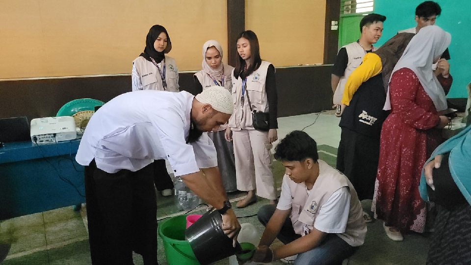 Mahasiswa KKN UHB Gelar Pelatihan Budidaya Sayuran Hidroponik di Desa Pageraji