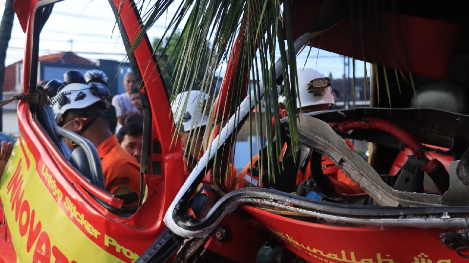 Truk Kontainer Pengangkut Beras Ditabrak Truk Janur, Dua Orang Meninggal Dunia