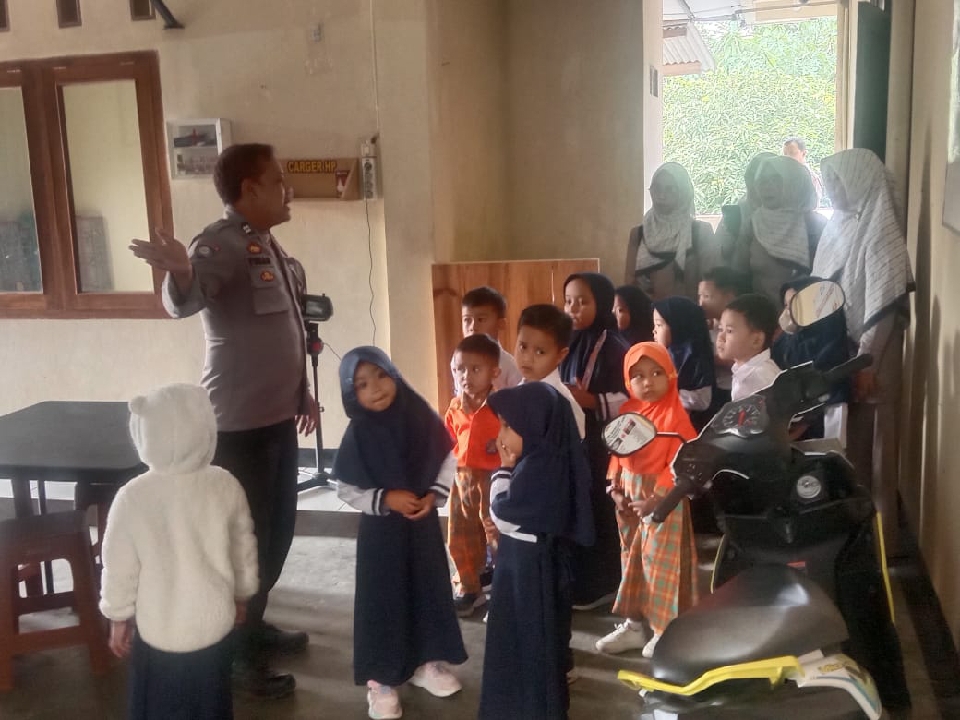 Polsek Gumelar Polresta Banyumas Tanamkan Disiplin pada Siswa PAUD Melalui Program PSA