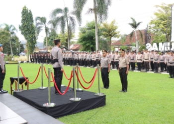 Kapolresta Banyumas Pimpin Upacara Kenaikan Pangkat Pengabdian Tiga Anggota