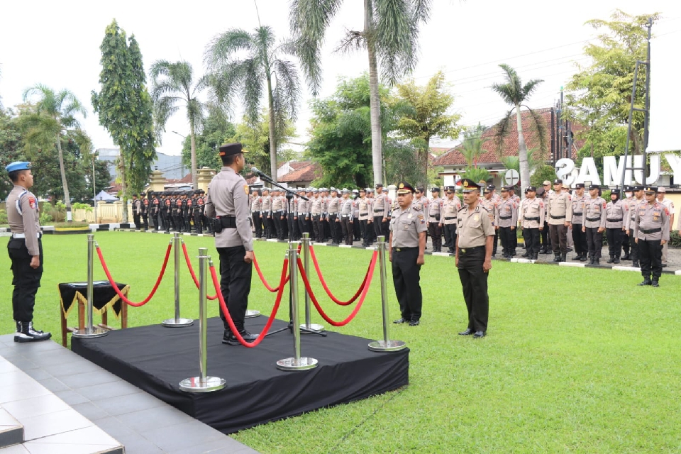 Kapolresta Banyumas Pimpin Upacara Kenaikan Pangkat Pengabdian Tiga Anggota
