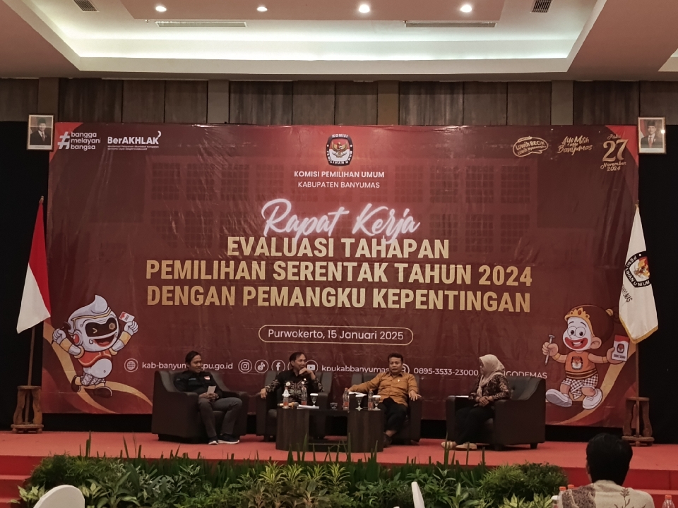 Rapat Kerja Evaluasi Tahapan Pilkada Serentak 2024 yang digelar KPU Banyumas, Rabu (15/1/2025).