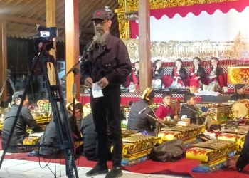 Surya Esa Bacakan Puisi ‘NDASMU’ Sebelum Acara Pementasan Wayang Kulit Peringatan HUT ke-454 Banyumas