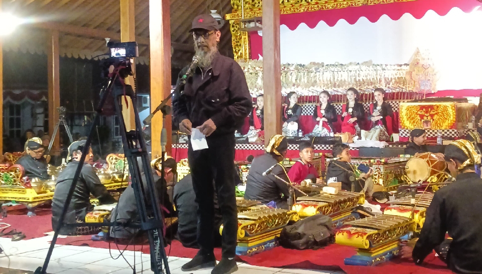 Surya Esa Bacakan Puisi ‘NDASMU’ Sebelum Acara Pementasan Wayang Kulit Peringatan HUT ke-454 Banyumas