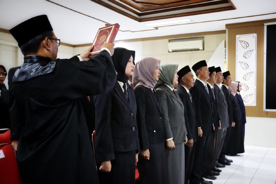 Pj Bupati Banyumas Lantik 25 Pejabat Struktural dan Fungsional