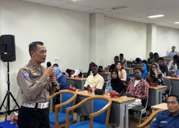 Mahasiswa Asing UMP Ikuti Sosialisasi Keselamatan Berkendara oleh Sat Lantas Polresta Banyumas
