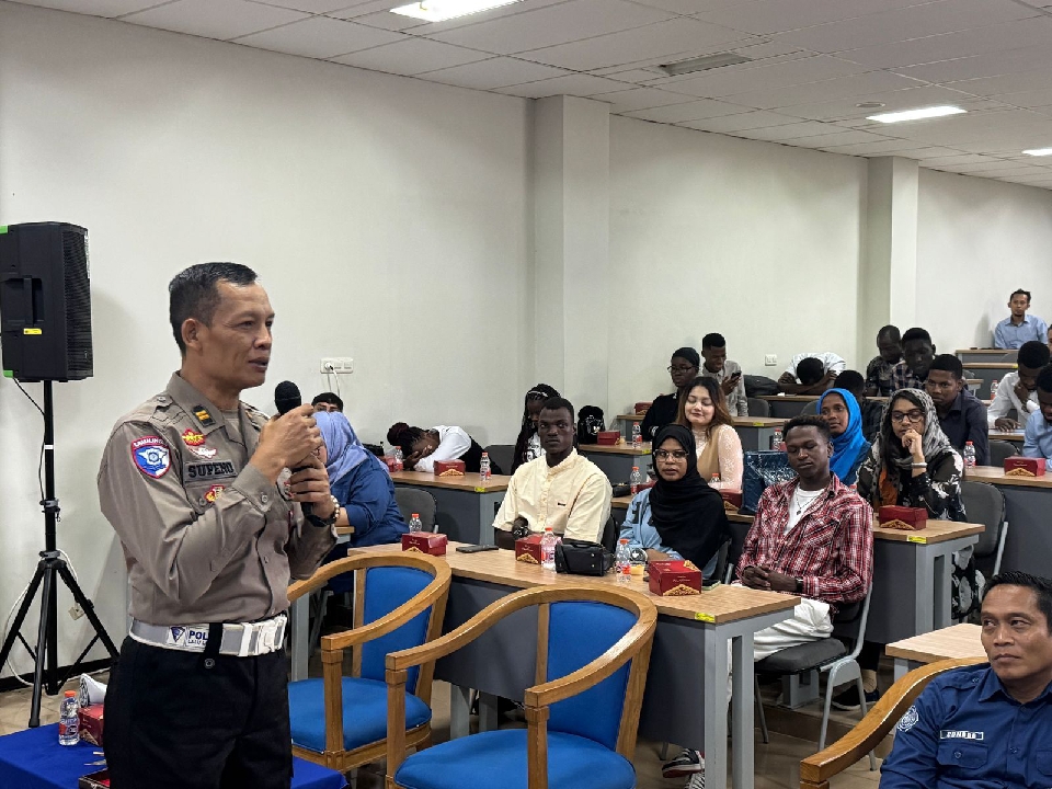 Mahasiswa Asing UMP Ikuti Sosialisasi Keselamatan Berkendara oleh Sat Lantas Polresta Banyumas