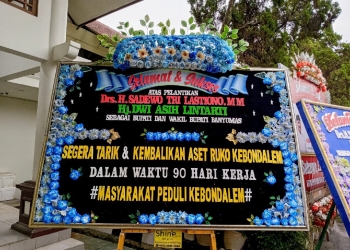 Karangan Bunga Pelantikan Bupati Banyumas Berisi Tuntutan Soal Kasus Kebondalem