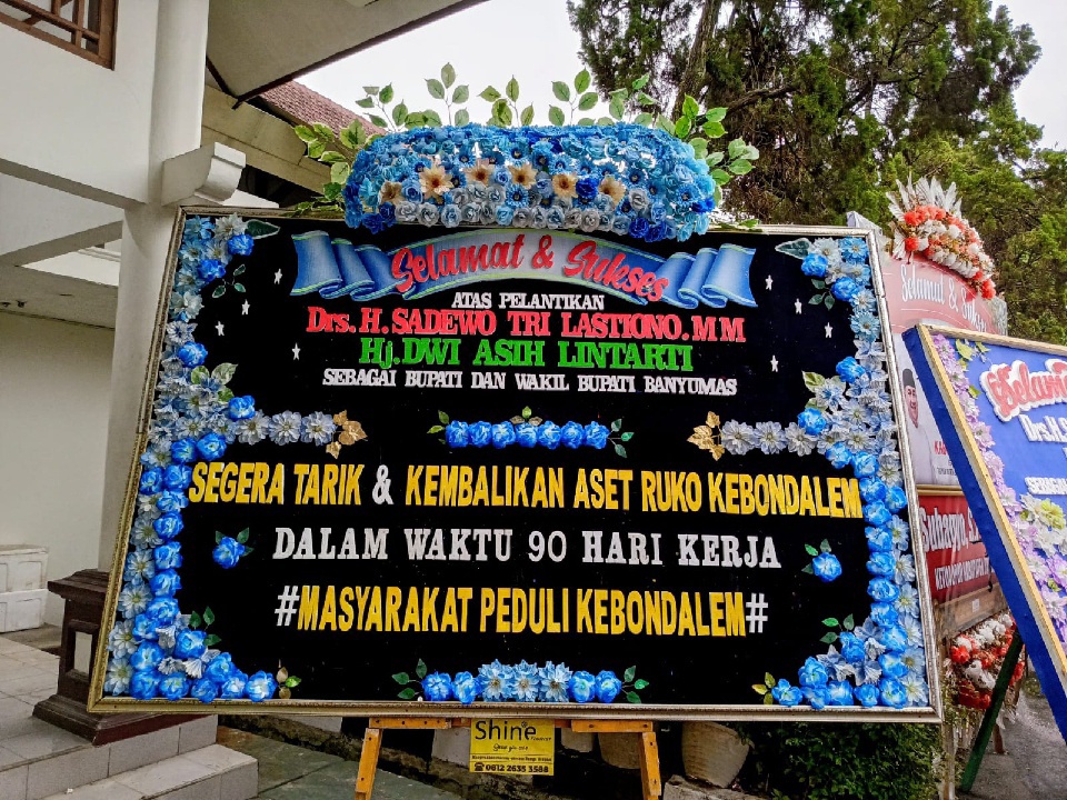 Karangan Bunga Pelantikan Bupati Banyumas Berisi Tuntutan Soal Kasus Kebondalem