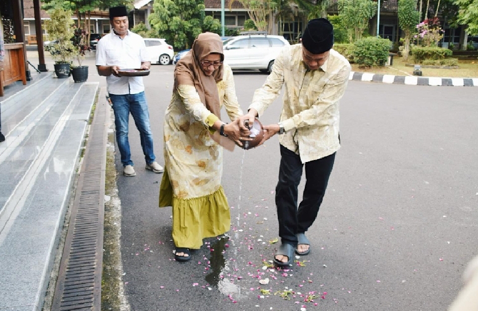Tempati Rumah Dinas, Bupati Banyumas Boyongan dengan Adat Jawa. Seperti Apa Prosesinya?