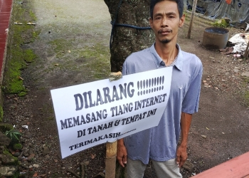 Warga Cilongok Tolak Pemasangan Tiang Internet Tanpa Izin