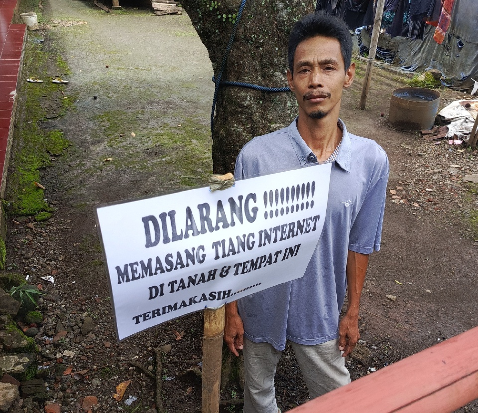 Warga Cilongok Tolak Pemasangan Tiang Internet Tanpa Izin