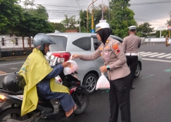 Sat Lantas Polresta Banyumas Bagikan Takjil dan Sosialisasikan Tertib Lalu Lintas