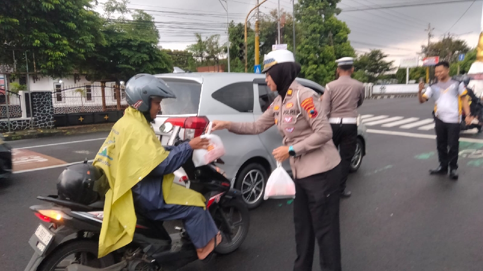Sat Lantas Polresta Banyumas Bagikan Takjil dan Sosialisasikan Tertib Lalu Lintas