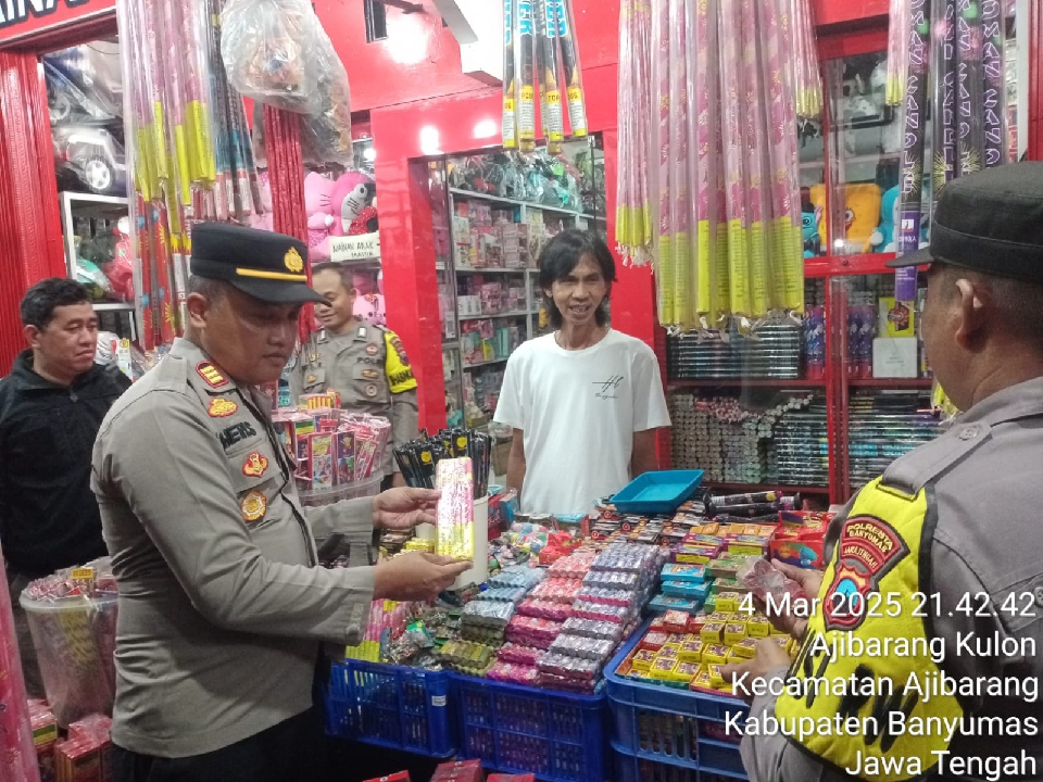 Polsek Ajibarang Razia Penjual Petasan untuk Ciptakan Kondusifitas Ramadhan