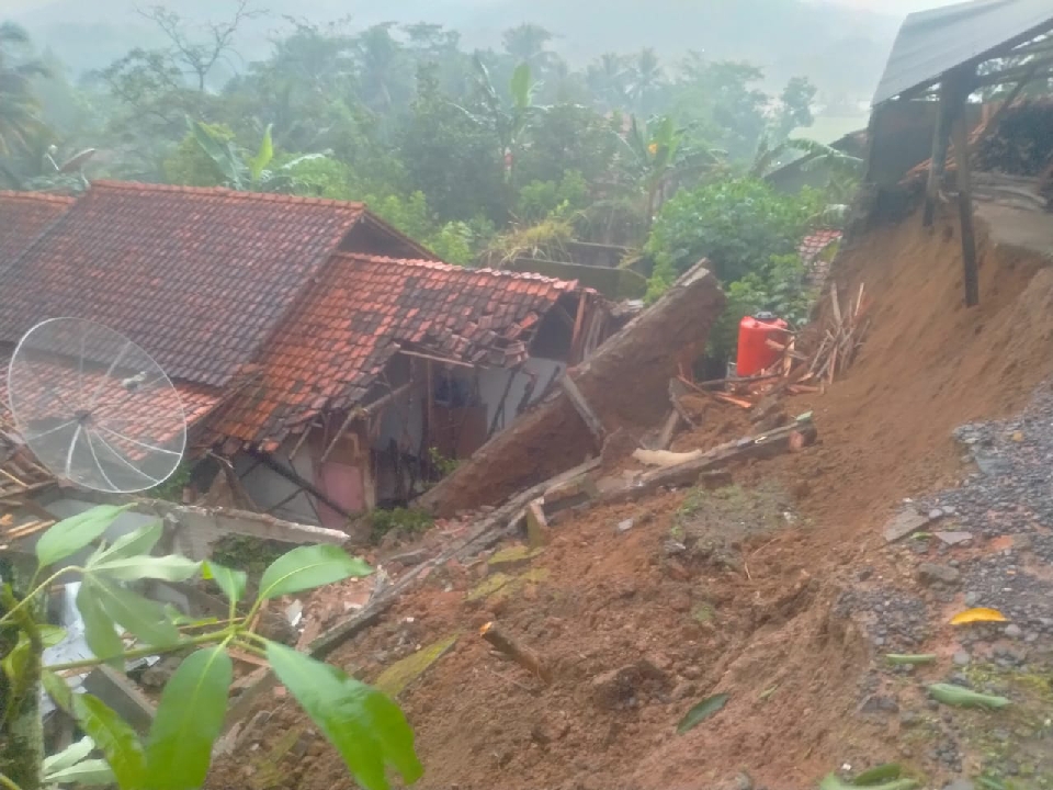 Longsor di Desa Cilangkap, Tiga Rumah Rusak, Kerugian Capai Rp 200 Juta