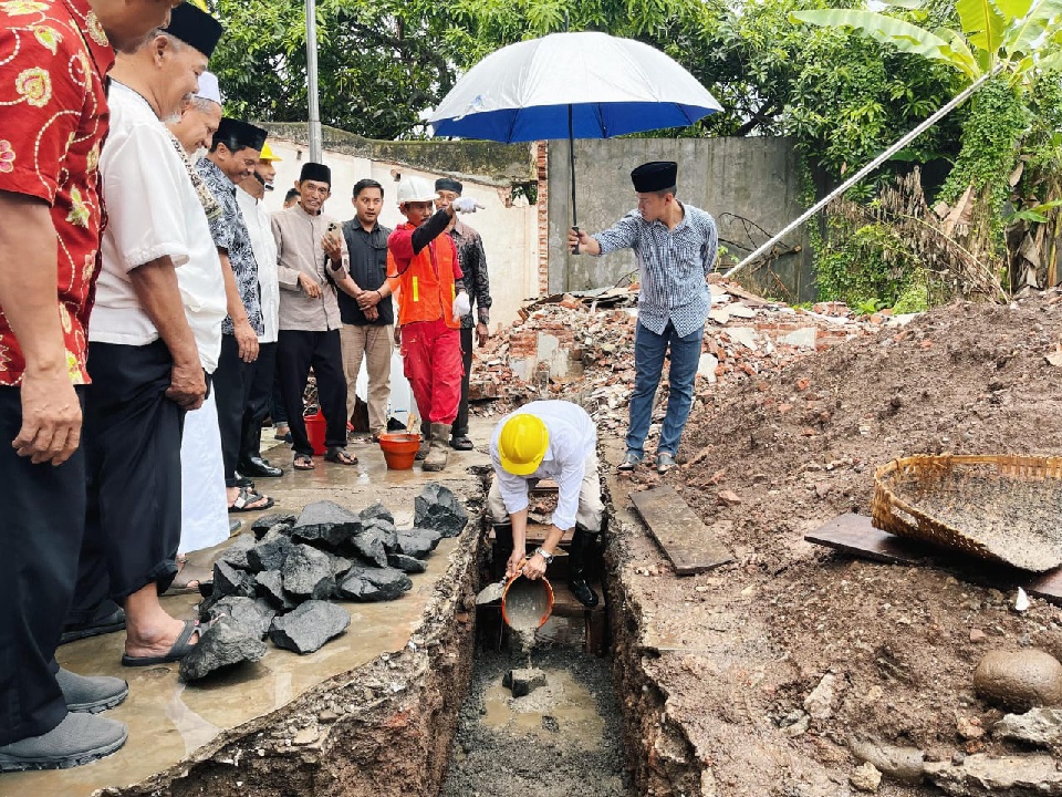Bupati Banyumas Sadewo Lakukan Peletakan Batu Pertama Gedung Majelis Tahfidzul Quran Baitussalam