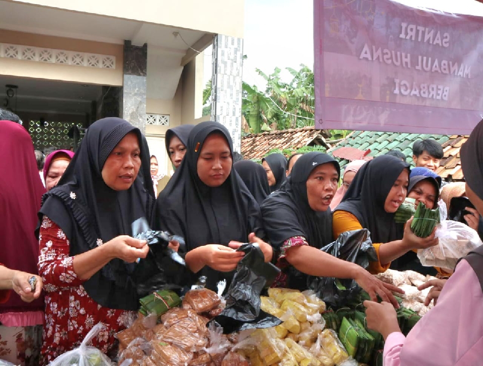 Ponpes Manbaul Husna Purwokerto Gelar Amaliyah Bakti Ramadhan 2025