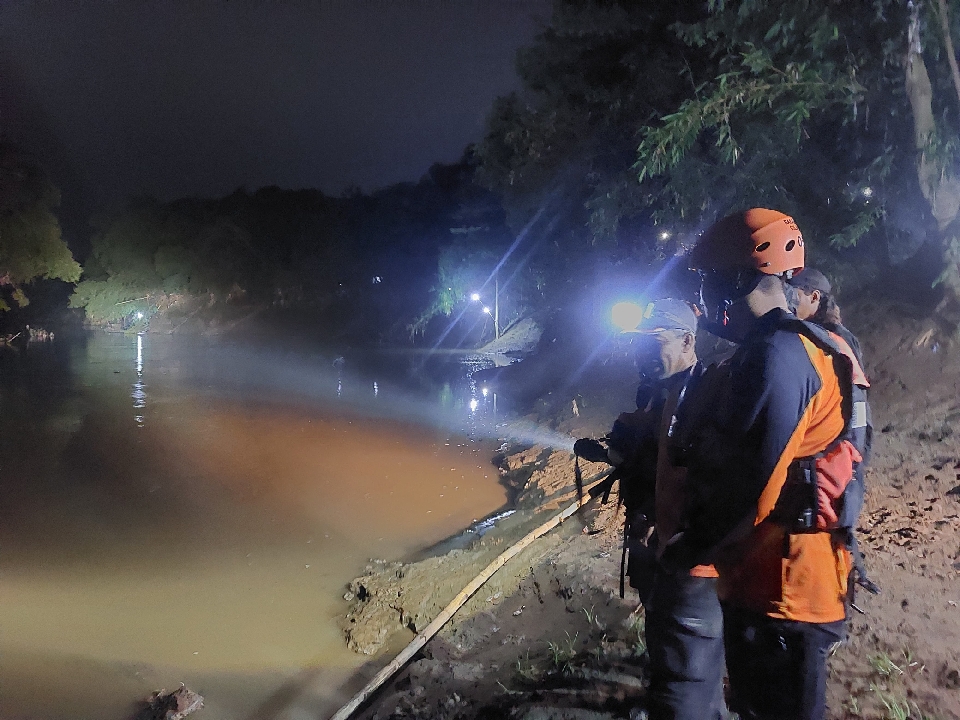 Bocah 9 Tahun Asal Songgom Tenggelam di Sungai Pemali, Tim SAR Lakukan Pencarian
