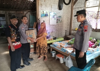 Jatuh dari Pohon Kelapa, Penderes di Kalibenda Terima Bantuan dari Polsek Ajibarang