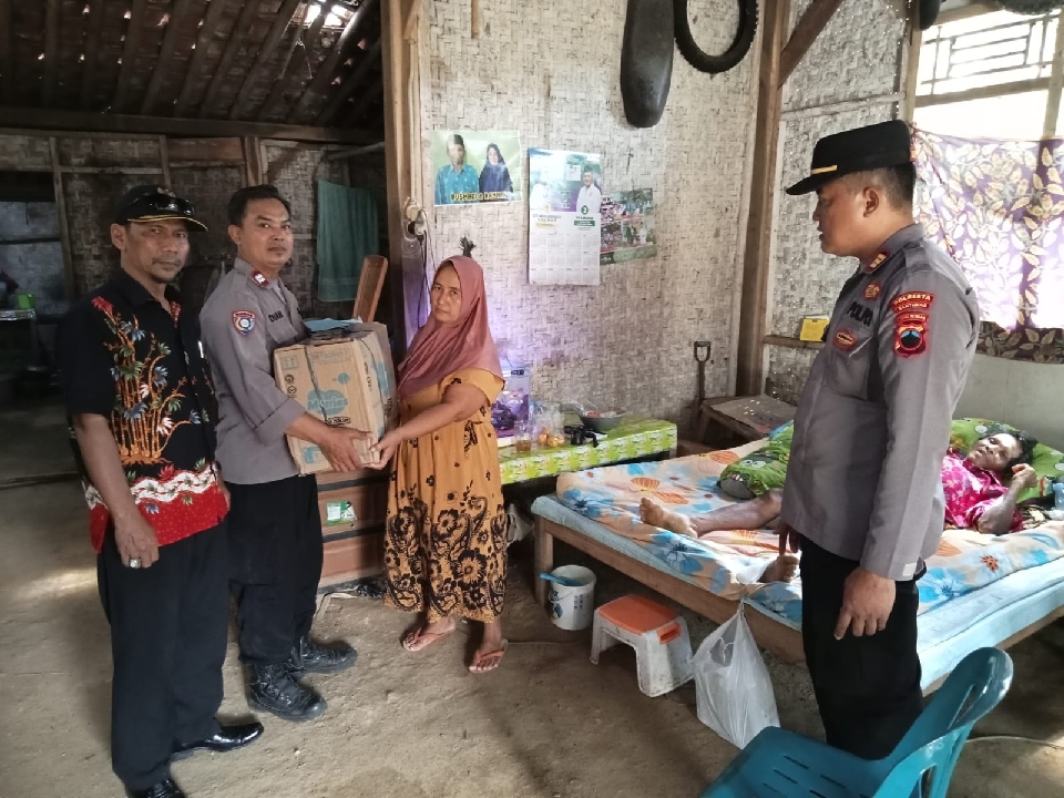 Jatuh dari Pohon Kelapa, Penderes di Kalibenda Terima Bantuan dari Polsek Ajibarang
