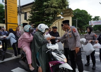 Polresta Banyumas dan Insan Media Gelar Bagi Takjil dan Buka Puasa Bersama