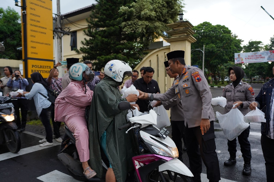 Polresta Banyumas dan Insan Media Gelar Bagi Takjil dan Buka Puasa Bersama