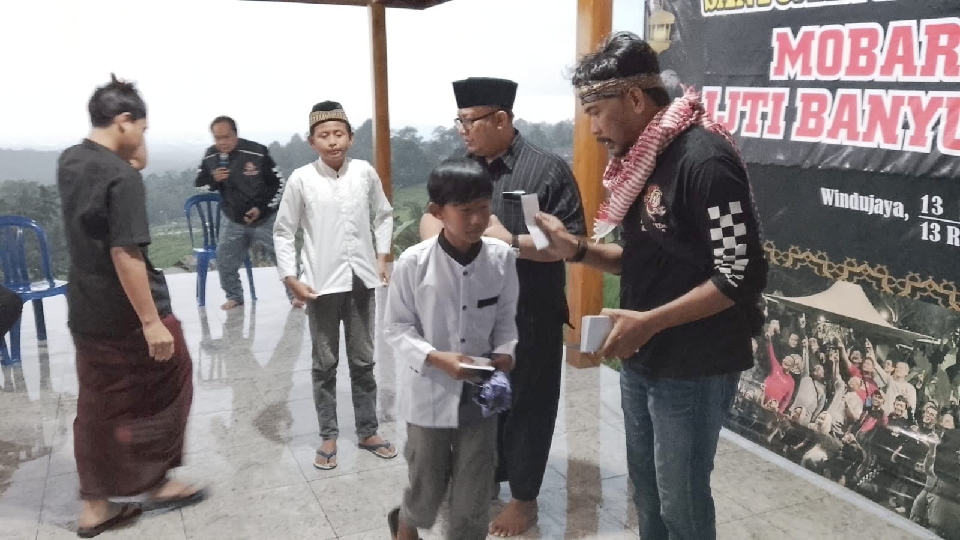 Mobar Banyumas Bersama IJTI Banyumas Santuni Yatim Piatu di Windujaya