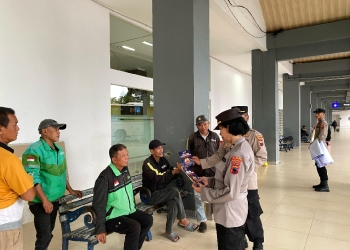 Sat Binmas Polresta Banyumas Sosialisasikan Call Center 110 Saat Patroli Ngabuburit