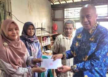 Bupati Banyumas Serahkan Bantuan untuk Penderes yang Jatuh, Rencana Bagikan 25.000 Bibit Kelapa Genjah Entog