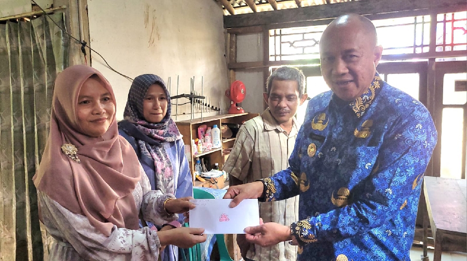 Bupati Banyumas Serahkan Bantuan untuk Penderes yang Jatuh, Rencana Bagikan 25.000 Bibit Kelapa Genjah Entog