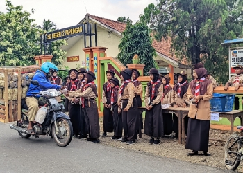 Pramuka Penggalang SDN 2 Papringan Berbagi Takjil dan Buka Puasa Bersama