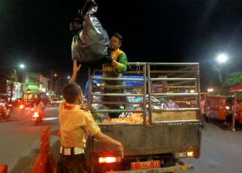 Pramuli Banyumas Beraksi Pungut Sampah Usai Acara Nobar Indonesia Vs Australia