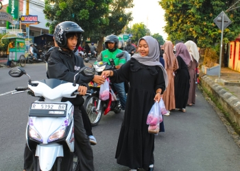 Ngalap Berkah Ramadan, Siswa SKB Purwokerto Bagikan 1.000 Takjil dan Sembako