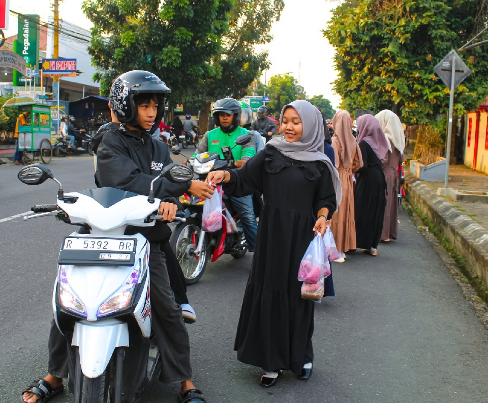 Ngalap Berkah Ramadan, Siswa SKB Purwokerto Bagikan 1.000 Takjil dan Sembako