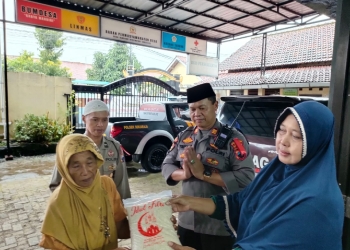Polsek Sokaraja Salurkan Zakat Fitrah untuk Warga Desa Klahang