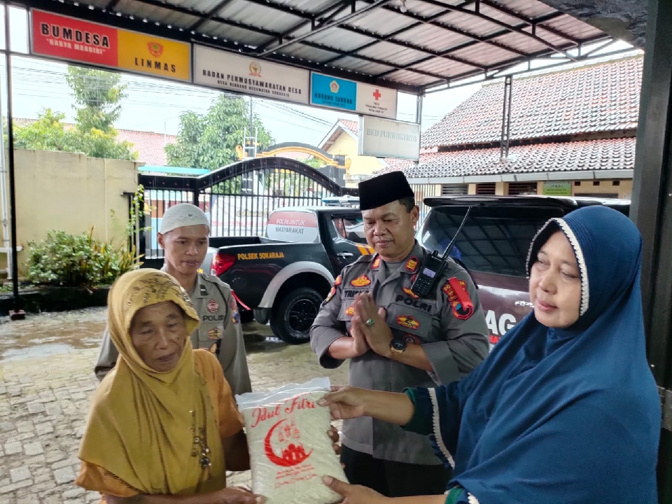 Polsek Sokaraja Salurkan Zakat Fitrah untuk Warga Desa Klahang