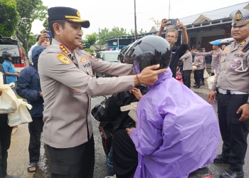 Baksos di Bulan Ramadhan Polresta Banyumas dan Media, Kapolresta Bagikan Helm ke Pengendara