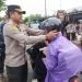 Baksos di Bulan Ramadhan Polresta Banyumas dan Media, Kapolresta Bagikan Helm ke Pengendara