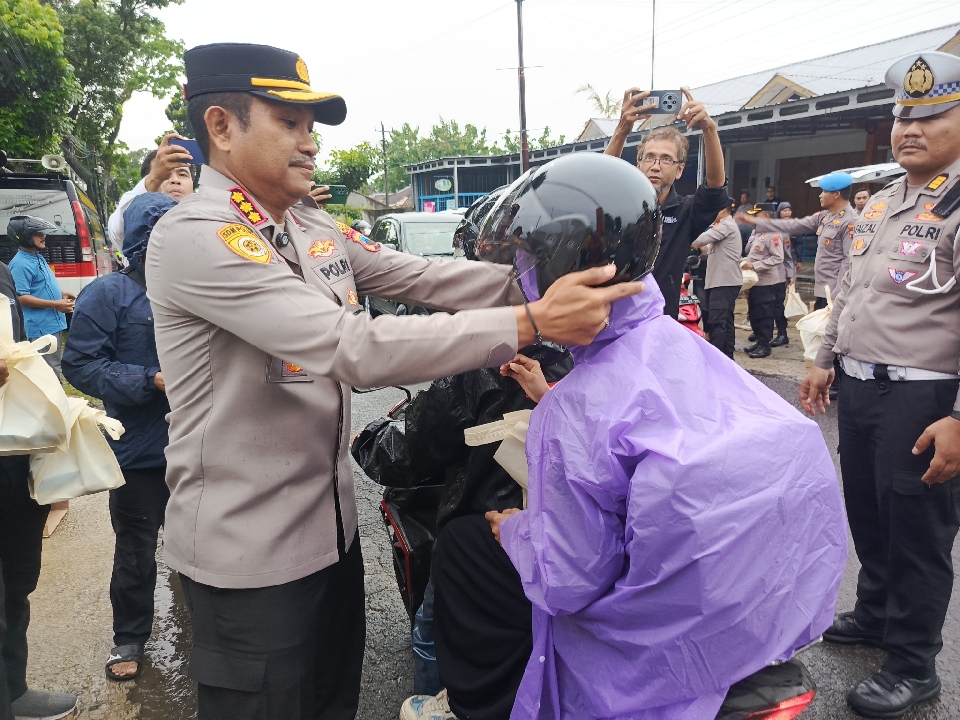 Baksos di Bulan Ramadhan Polresta Banyumas dan Media, Kapolresta Bagikan Helm ke Pengendara