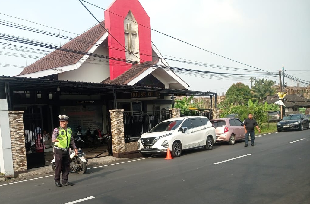 Pastikan Perayaan Paskah Berlangsung Khusyuk, Polsek Purwokerto Selatan Lakukan Pengamanan di Gereja