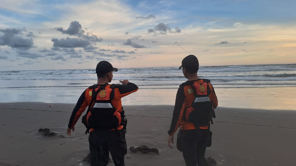 Tiga Orang Terseret Ombak di Pantai Karangpakis, Satu Anak Masih Dalam Pencarian
