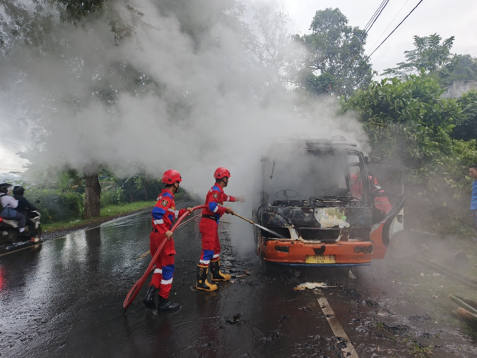 Satu Mikrobus Hangus Terbakar di Depan SPBU Kedung Randu