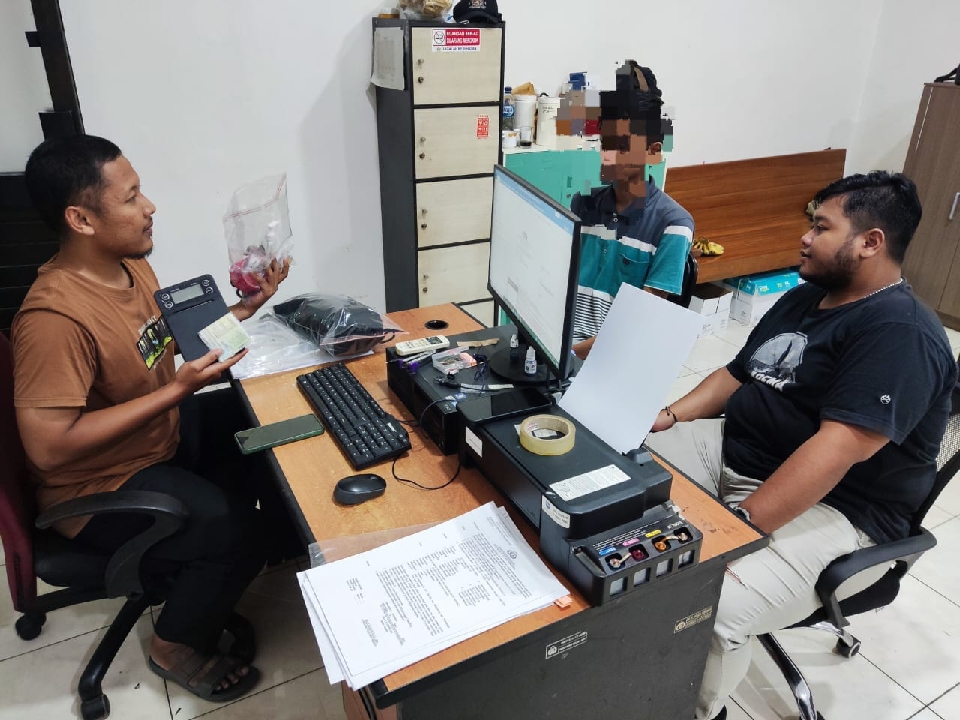 Polisi Amankan 23,47 Gram Tembakau Sintetis dari IS di Pinggir Jalan Kembaran