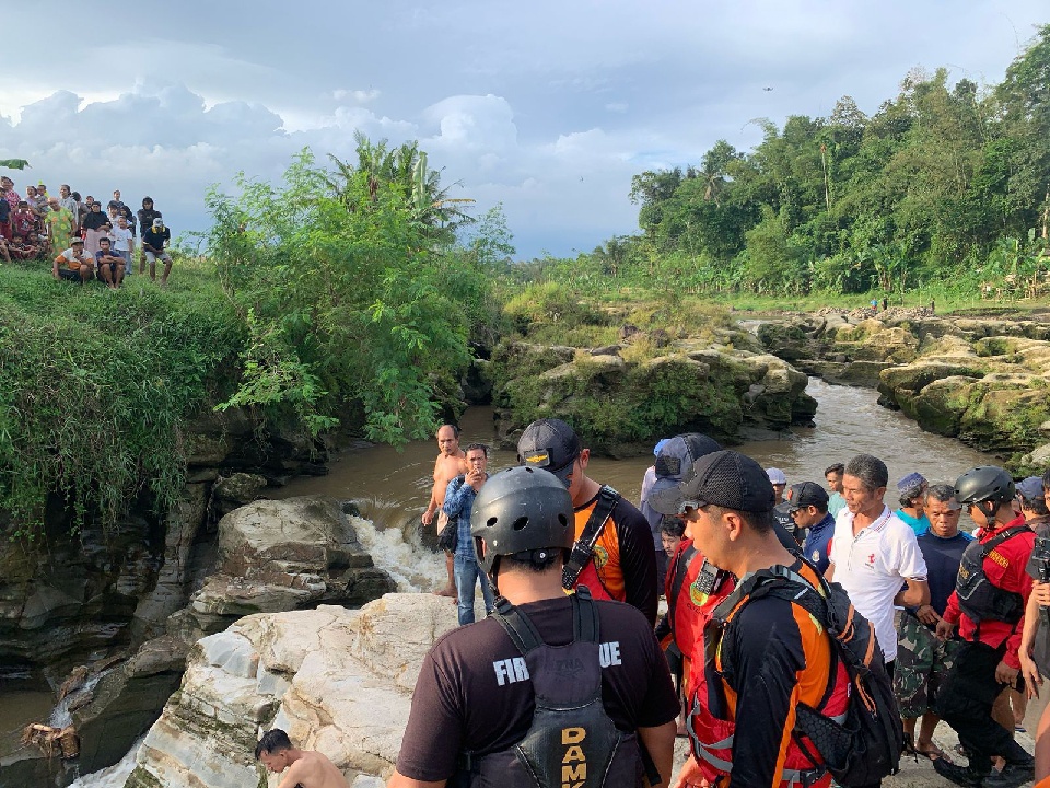 Pencarian Balita yang Tenggelam di Sungai Logawa Dilanjutkan Besok