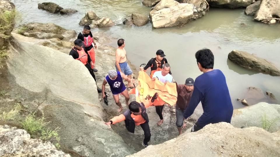 Balita yang Tenggelam di Sungai Logawa Ditemukan di Lubuk Dekat Lokasi Kejadian