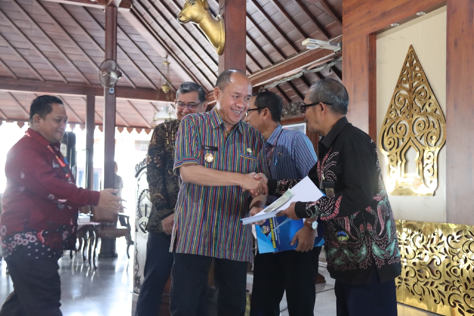 Bupati Sadewo Serahkan 140 Sepeda Motor Operasional untuk Kades dan Lurah serta OPD