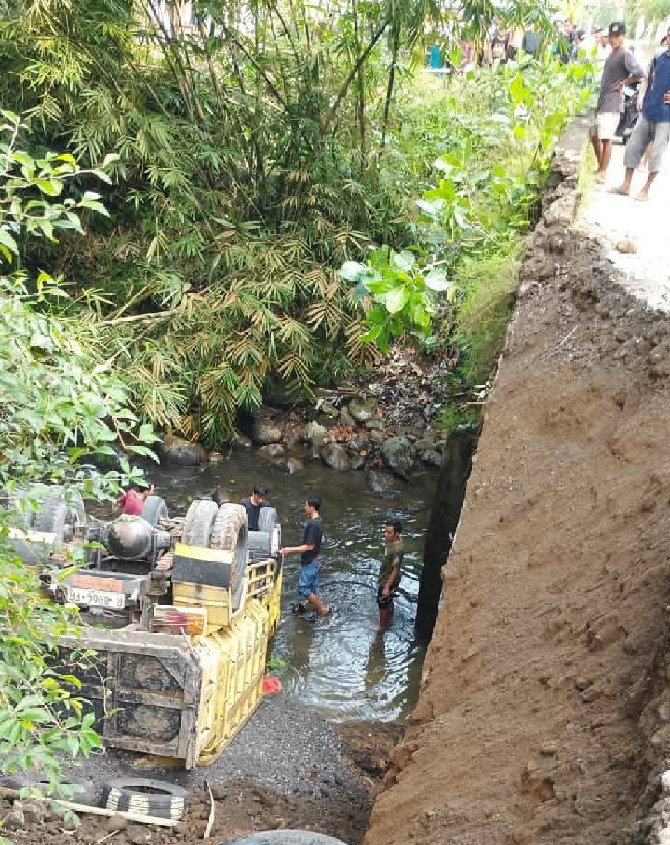Kecelakaan Truk Material Terjadi di Jembatan Utara Underpass Rancamaya