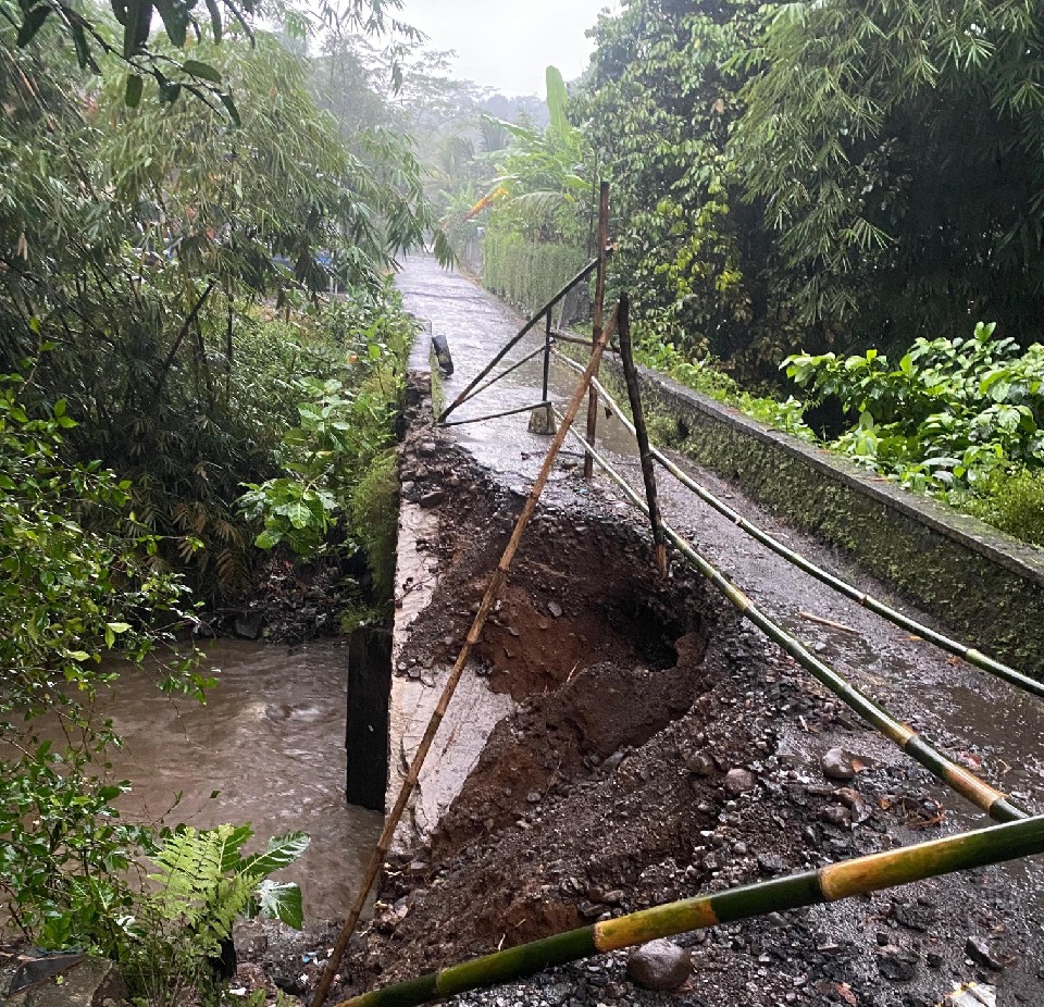 Jembatan Kali Prukut Rancamaya Rusak, Aktivitas Warga Terganggu